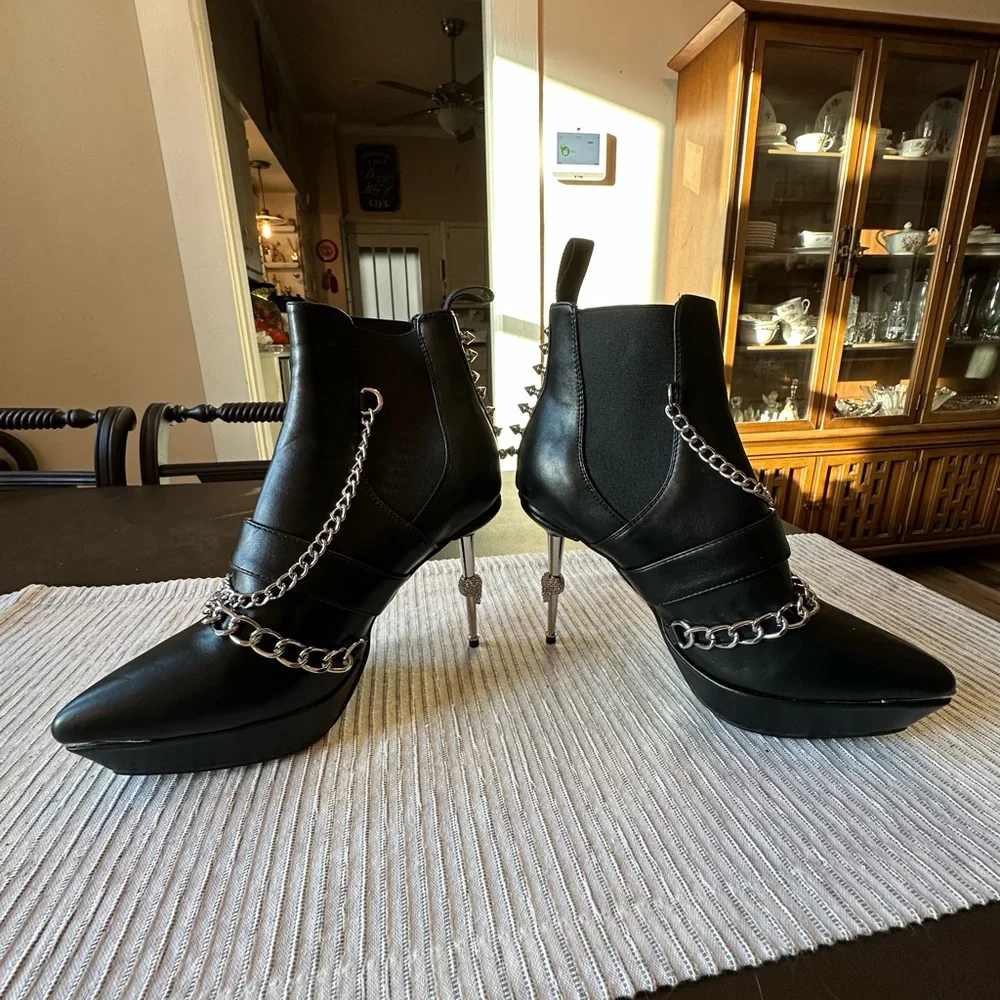 Lamoda Black Chain-Embellished Pointed Toe Ankle Boots - Picture 2 of 6
